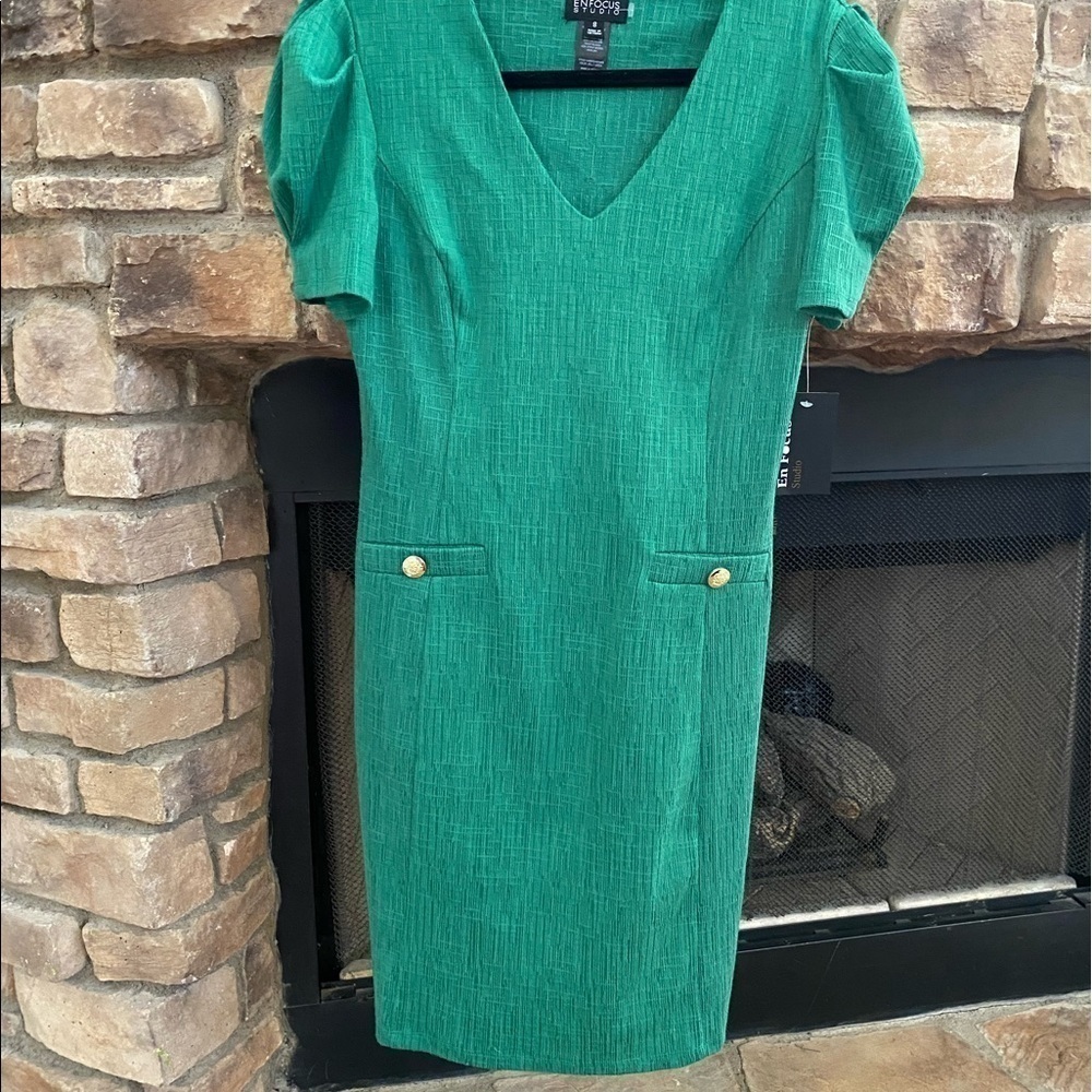 NWT Enfocus Studio emerald green V neck dress. Faux pockets with gold accent.